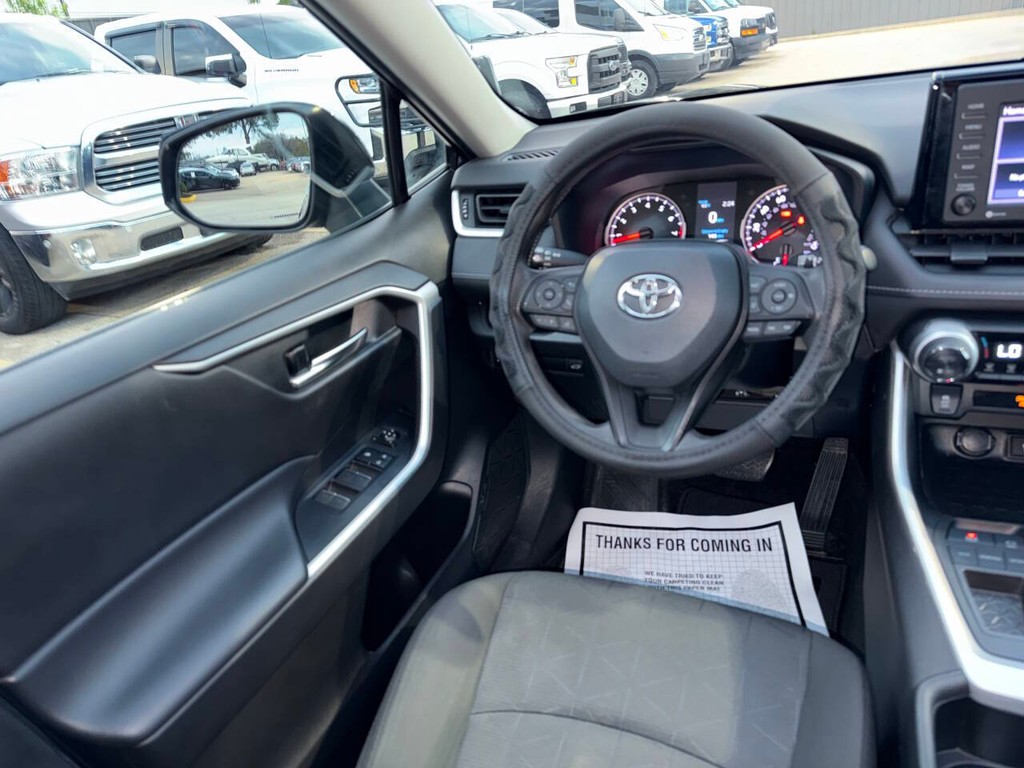 Toyota RAV4 Vehicle Full-screen Gallery Image 19