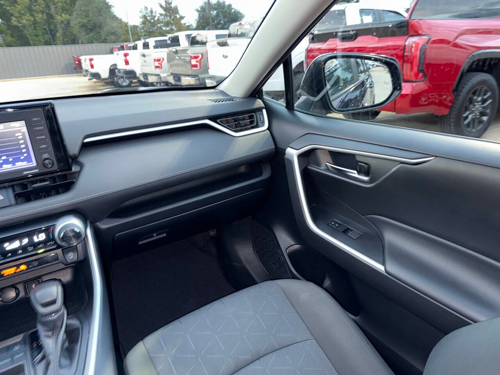 Toyota RAV4 Vehicle Full-screen Gallery Image 20