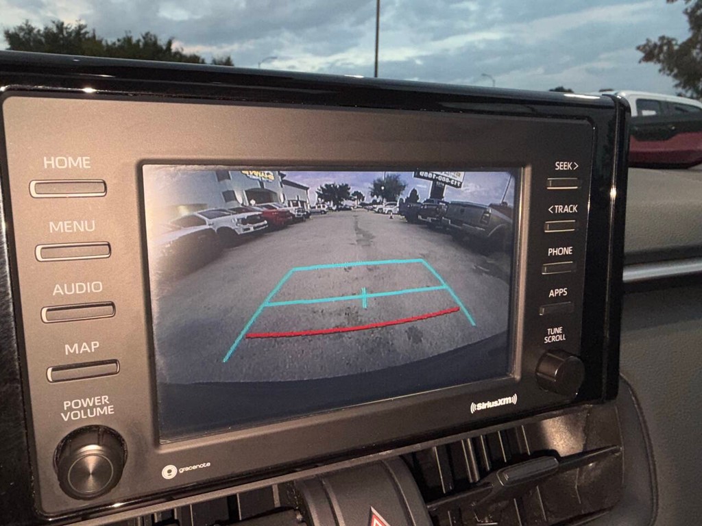 Toyota RAV4 Vehicle Full-screen Gallery Image 26