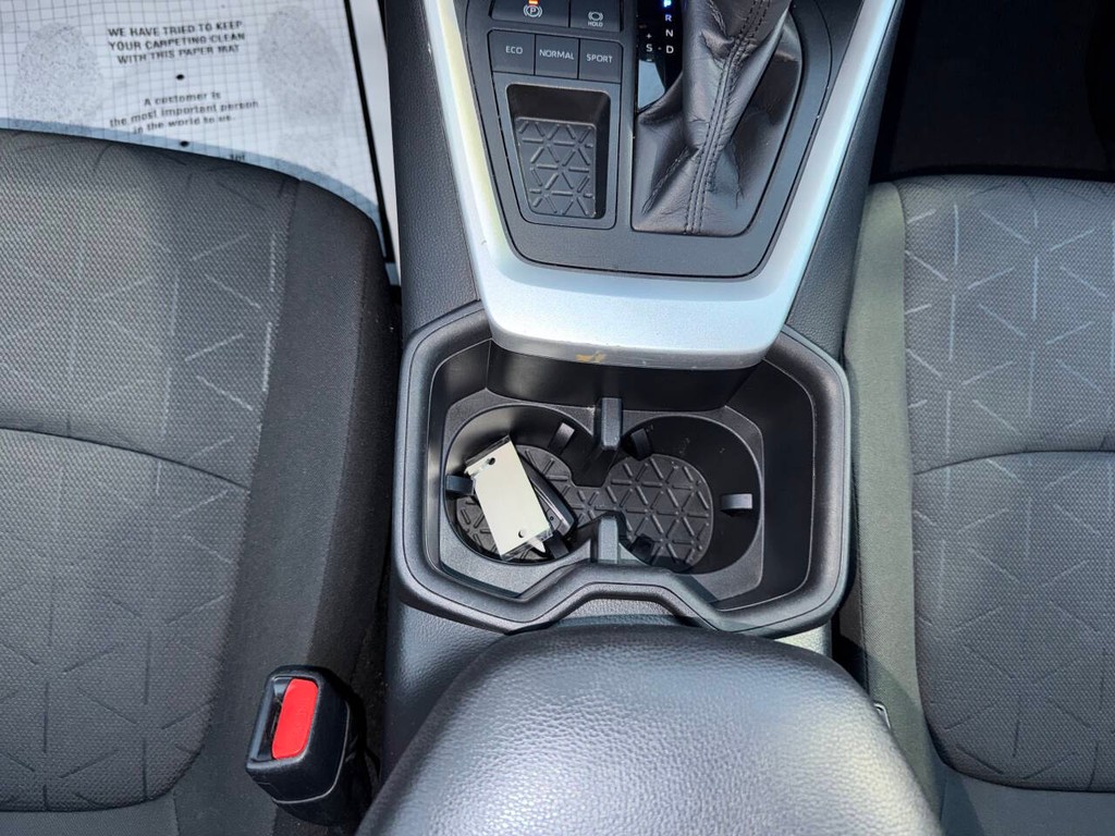 Toyota RAV4 Vehicle Full-screen Gallery Image 29