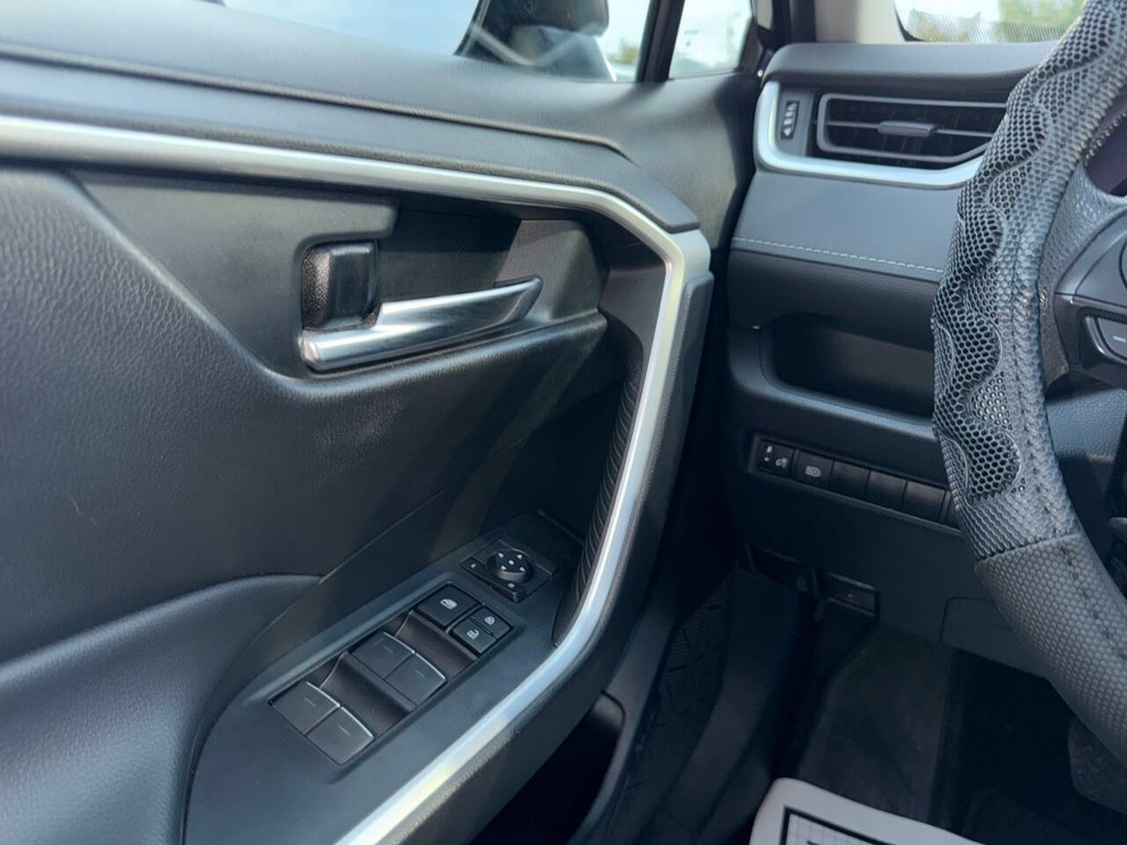 Toyota RAV4 Vehicle Full-screen Gallery Image 30