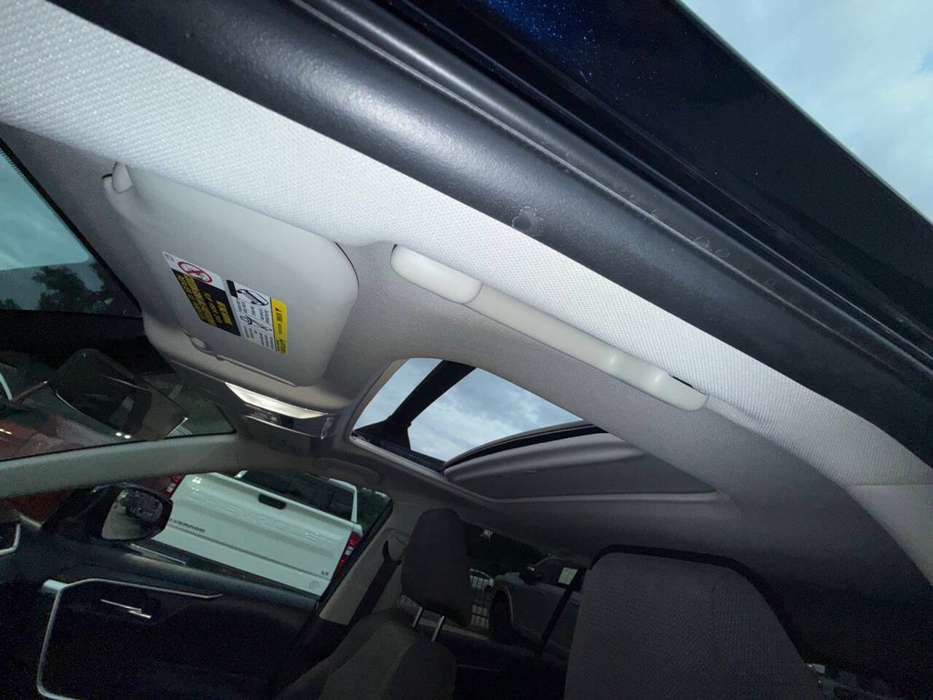 Toyota RAV4 Vehicle Full-screen Gallery Image 31