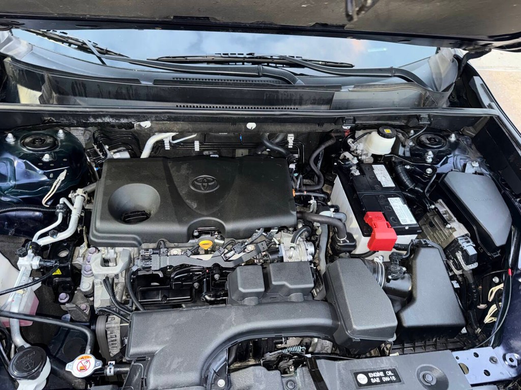 Toyota RAV4 Vehicle Full-screen Gallery Image 35