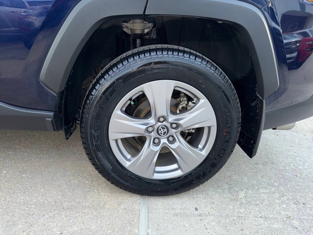 Toyota RAV4 Vehicle Full-screen Gallery Image 36