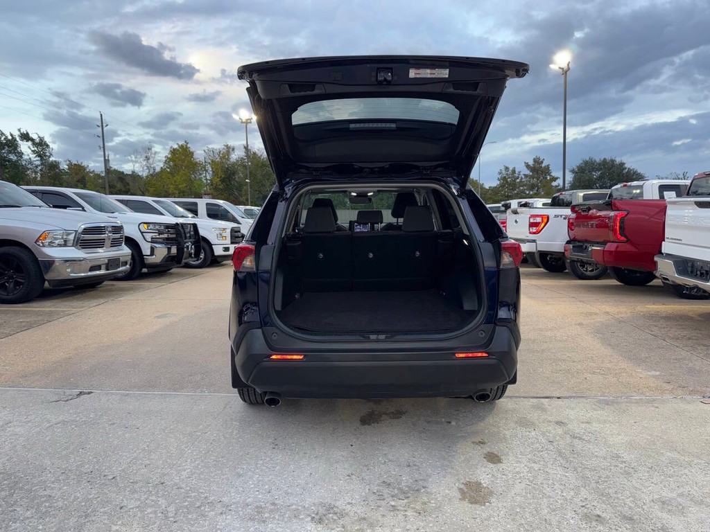 Toyota RAV4 Vehicle Full-screen Gallery Image 37