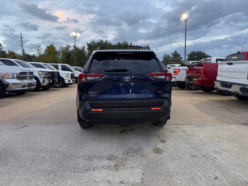 Toyota RAV4 Vehicle Full-screen Gallery Image 38