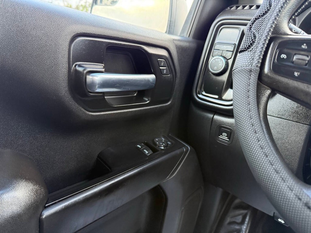 Chevrolet Silverado 1500 Vehicle Full-screen Gallery Image 22