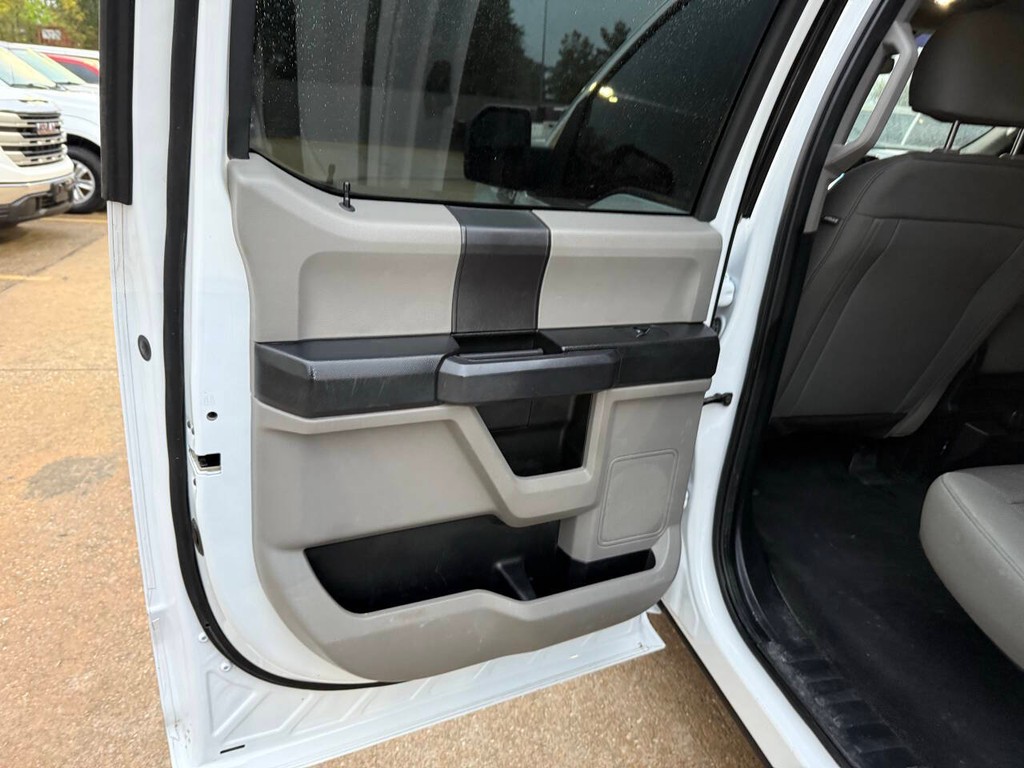 Ford F-150 Vehicle Full-screen Gallery Image 14