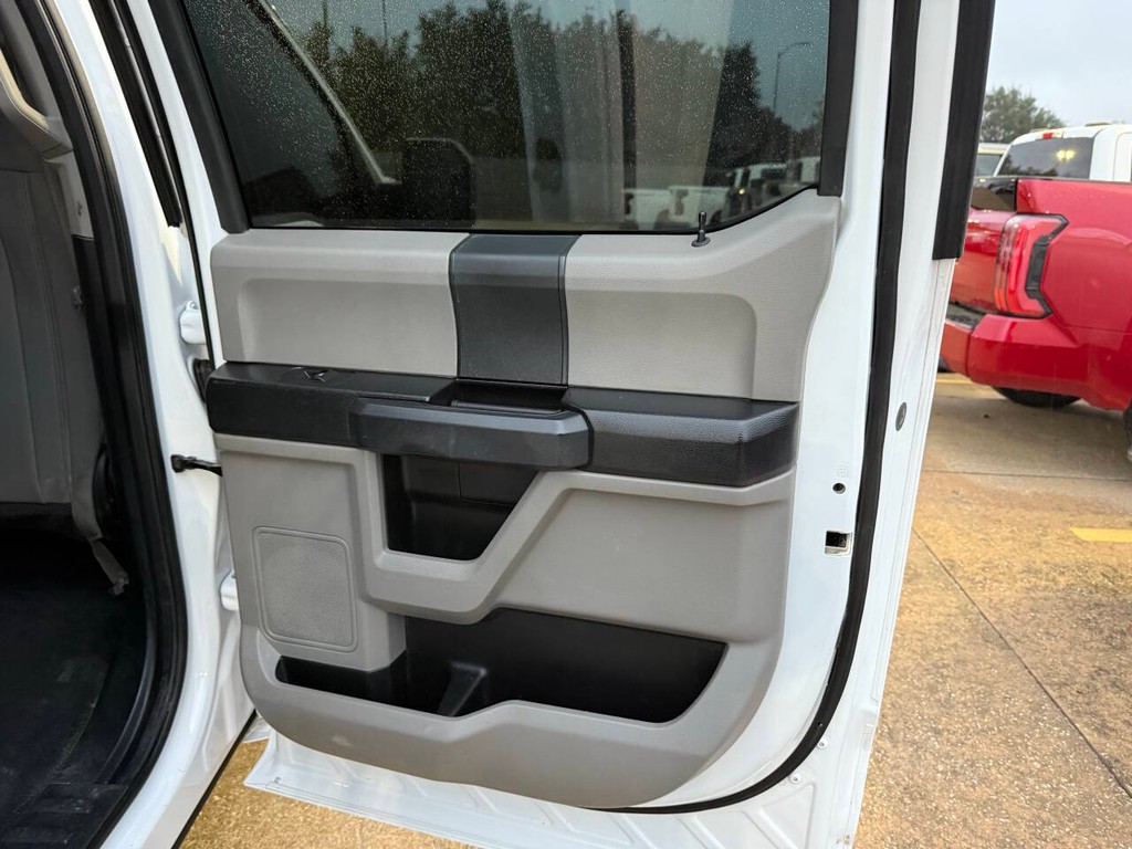 Ford F-150 Vehicle Full-screen Gallery Image 16