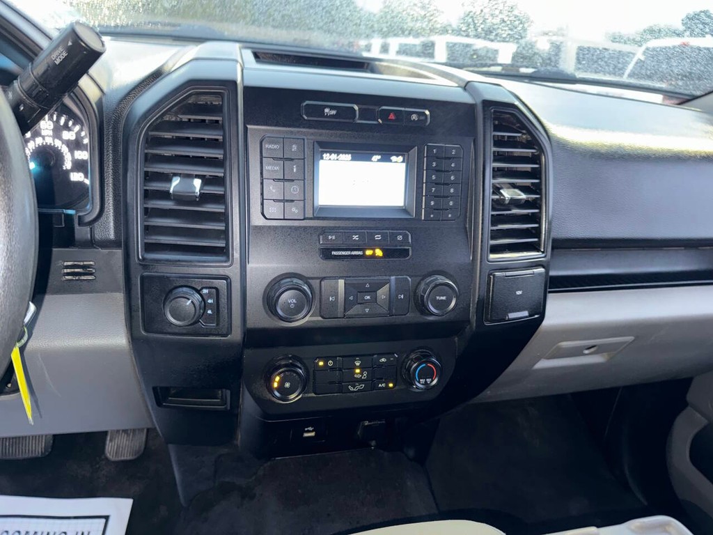 Ford F-150 Vehicle Full-screen Gallery Image 24