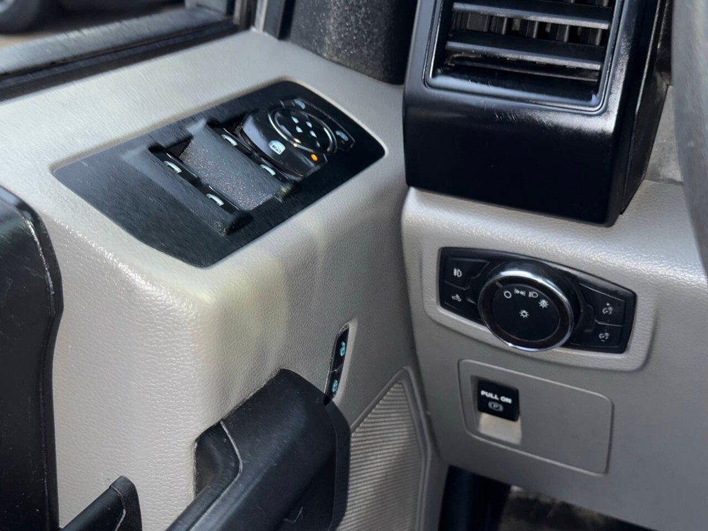 Ford F-150 Vehicle Full-screen Gallery Image 30