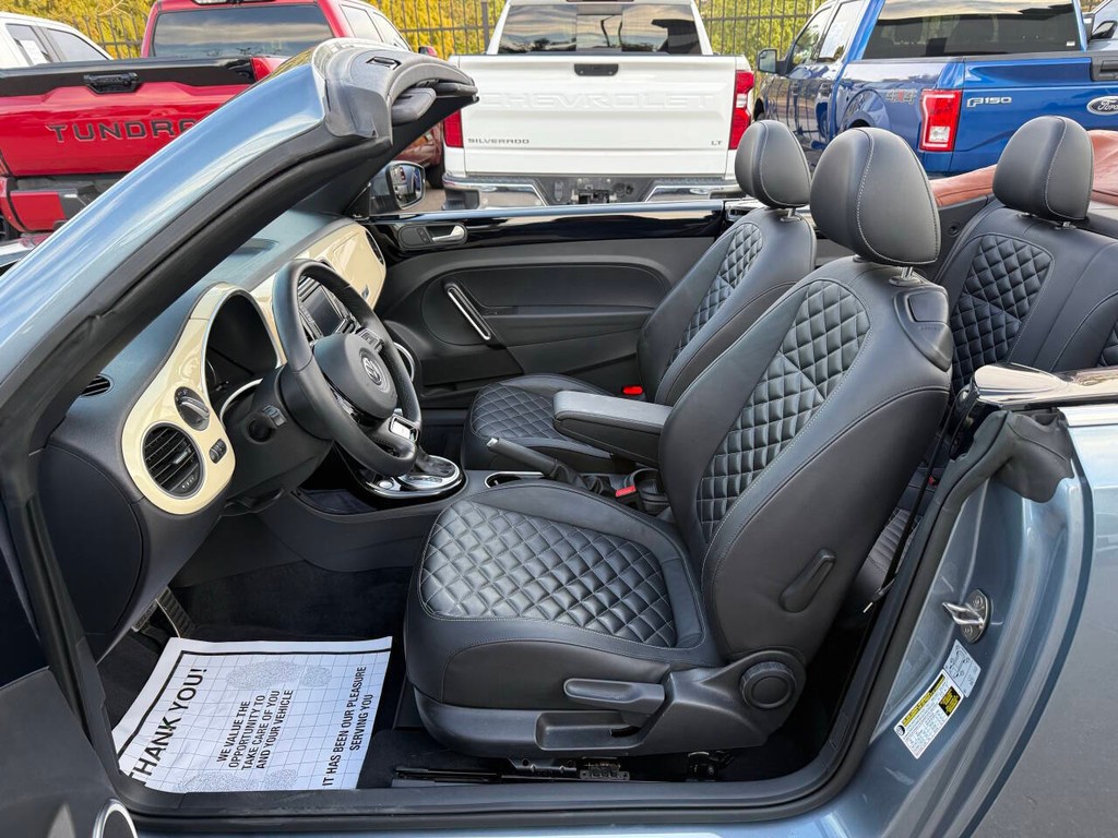 Volkswagen Beetle Convertible Vehicle Full-screen Gallery Image 11