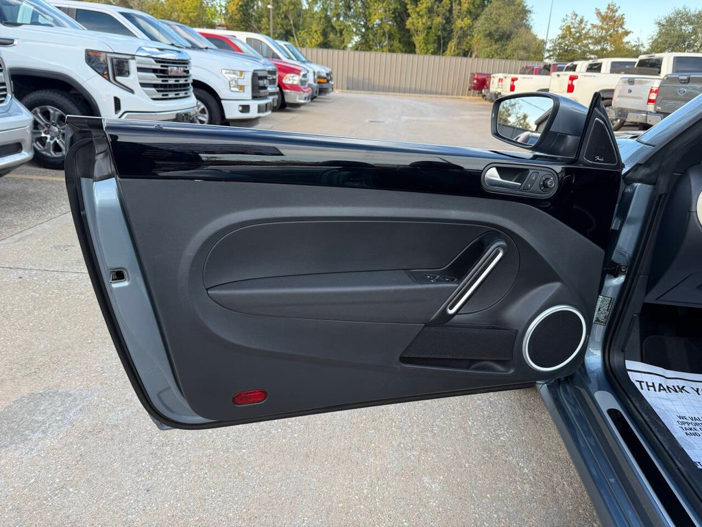 Volkswagen Beetle Convertible Vehicle Full-screen Gallery Image 13