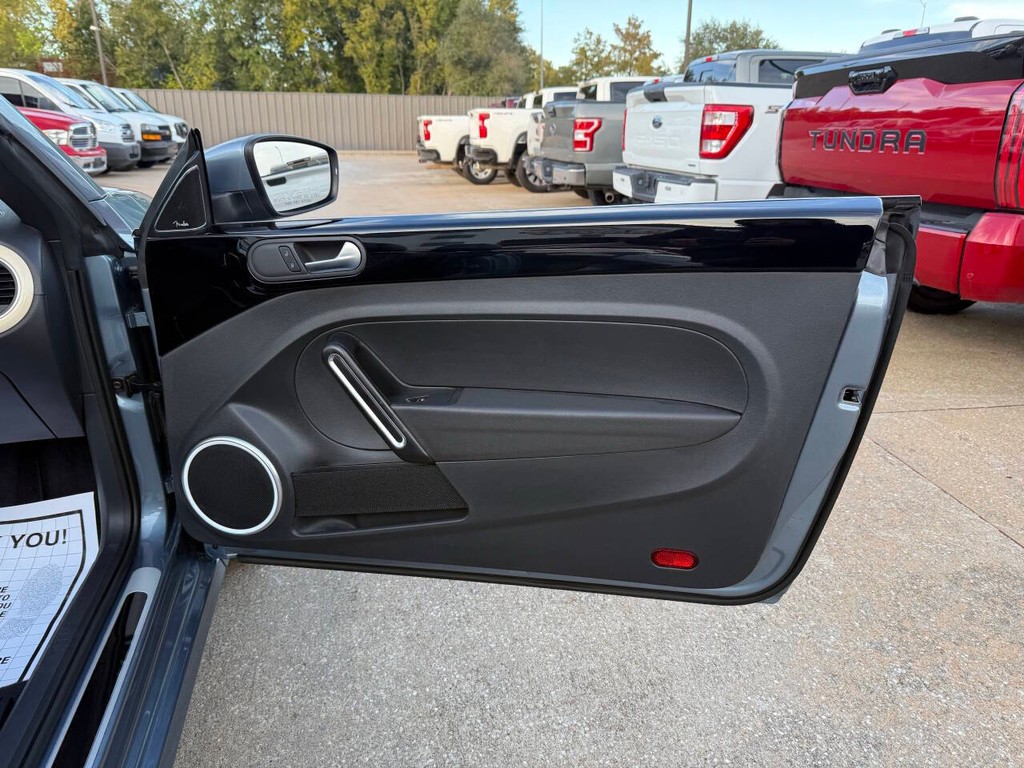 Volkswagen Beetle Convertible Vehicle Full-screen Gallery Image 17