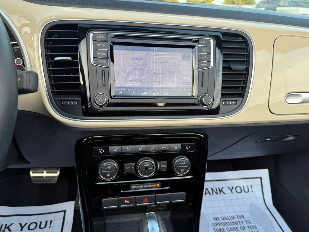 Volkswagen Beetle Convertible Vehicle Full-screen Gallery Image 25