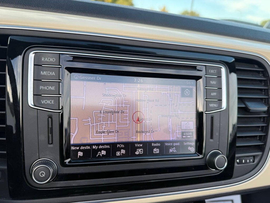 Volkswagen Beetle Convertible Vehicle Full-screen Gallery Image 26