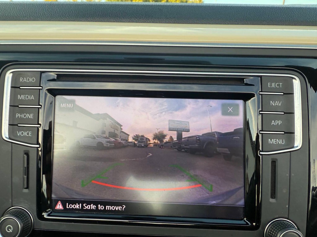 Volkswagen Beetle Convertible Vehicle Full-screen Gallery Image 28