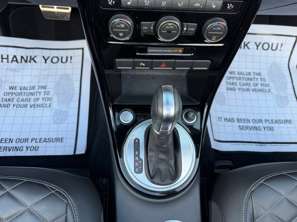 Volkswagen Beetle Convertible Vehicle Full-screen Gallery Image 30