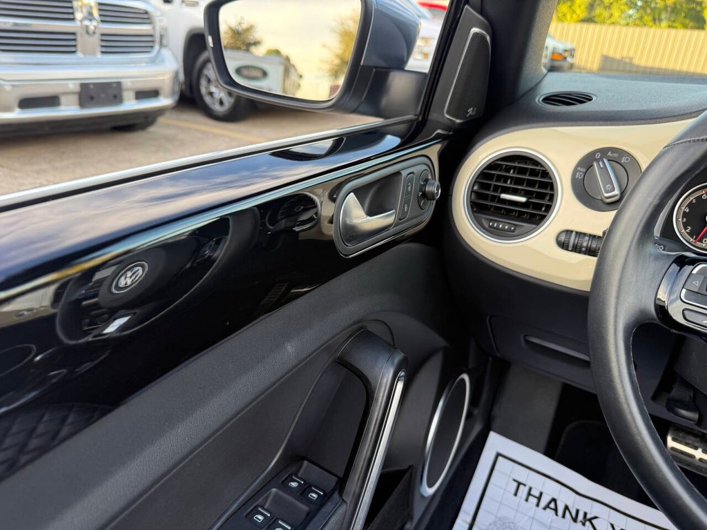 Volkswagen Beetle Convertible Vehicle Full-screen Gallery Image 31