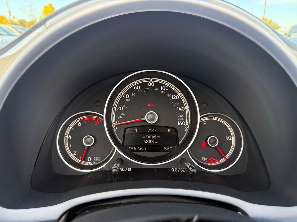 Volkswagen Beetle Convertible Vehicle Full-screen Gallery Image 32