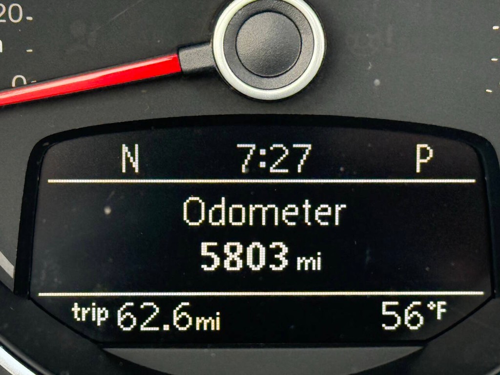 Volkswagen Beetle Convertible Vehicle Full-screen Gallery Image 33