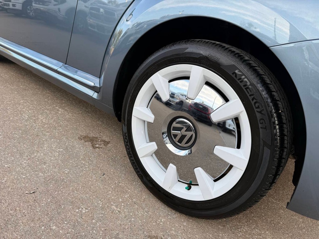 Volkswagen Beetle Convertible Vehicle Full-screen Gallery Image 36