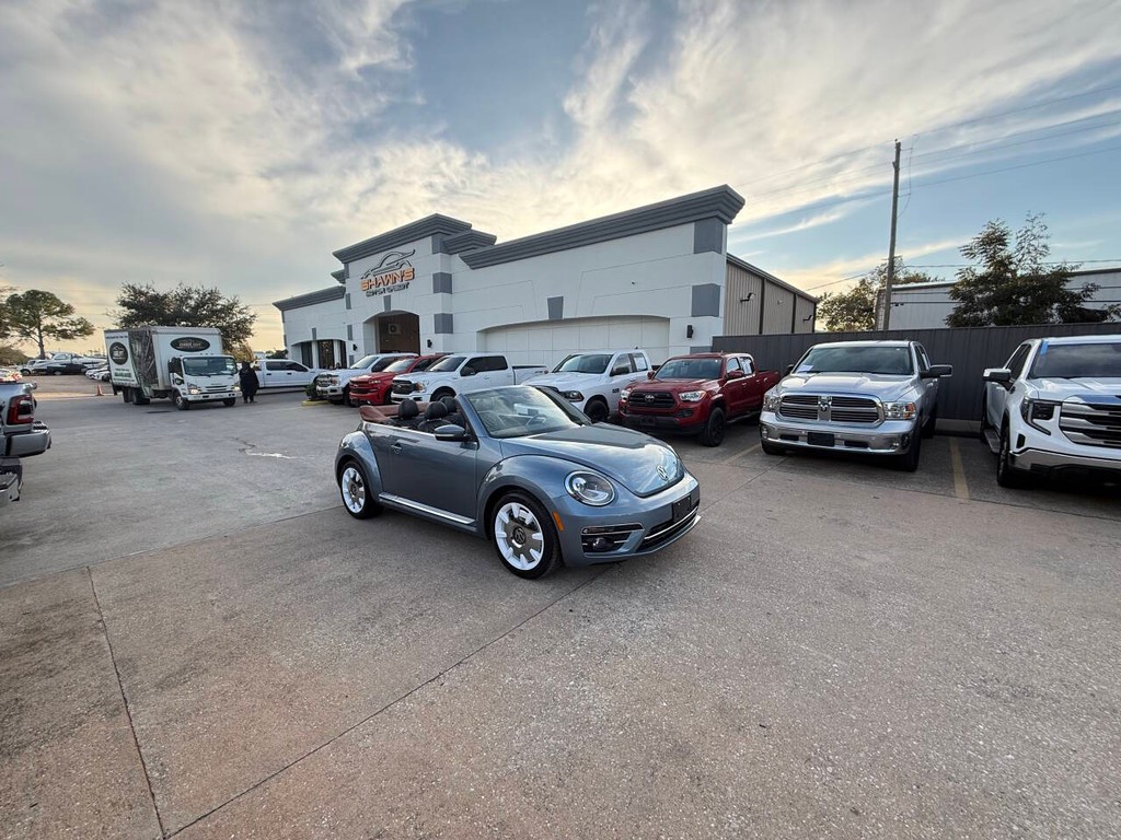 Volkswagen Beetle Convertible Vehicle Full-screen Gallery Image 43