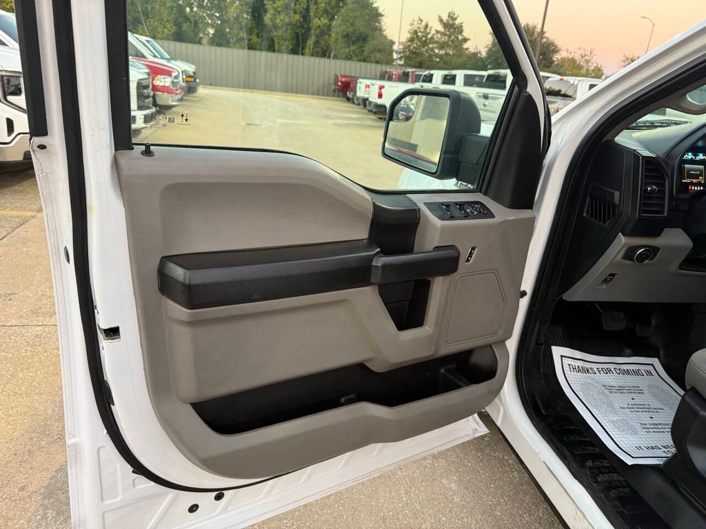 Ford F-150 Vehicle Full-screen Gallery Image 08