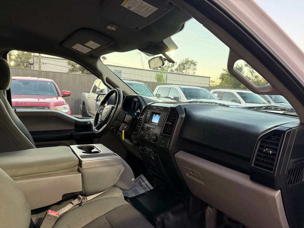 Ford F-150 Vehicle Full-screen Gallery Image 09