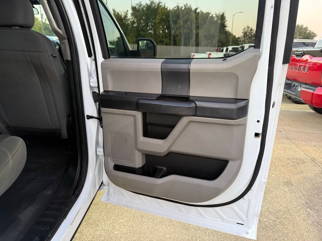 Ford F-150 Vehicle Full-screen Gallery Image 16