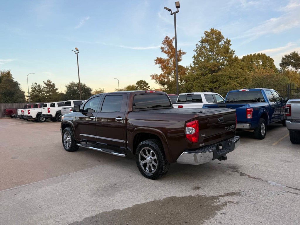 Toyota Tundra 4WD Vehicle Full-screen Gallery Image 04