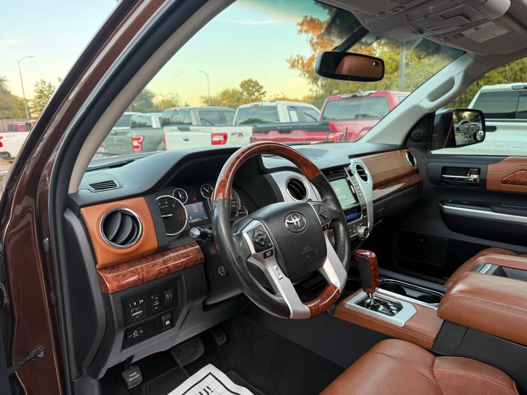 Toyota Tundra 4WD Vehicle Full-screen Gallery Image 06