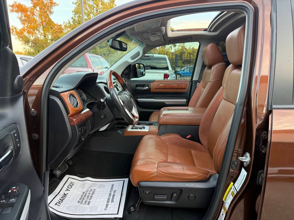 Toyota Tundra 4WD Vehicle Full-screen Gallery Image 07