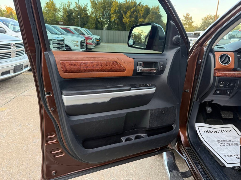 Toyota Tundra 4WD Vehicle Full-screen Gallery Image 08