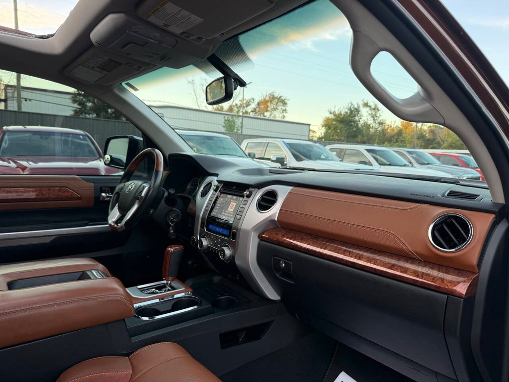 Toyota Tundra 4WD Vehicle Full-screen Gallery Image 09