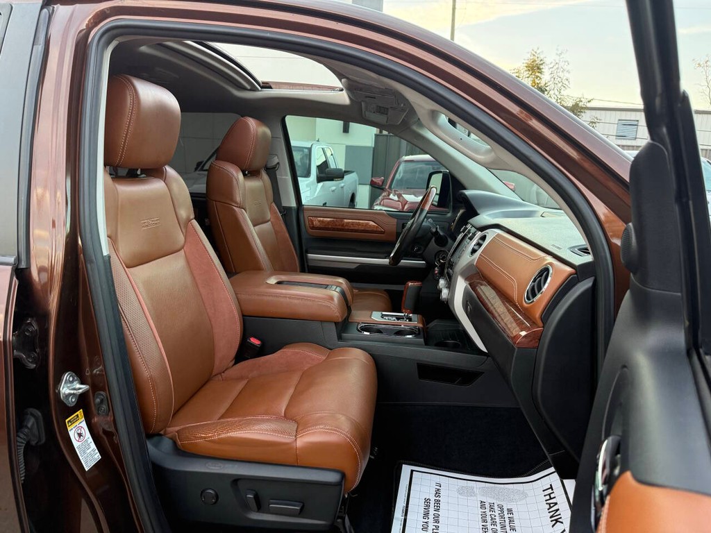 Toyota Tundra 4WD Vehicle Full-screen Gallery Image 10