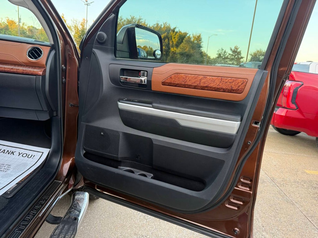 Toyota Tundra 4WD Vehicle Full-screen Gallery Image 11