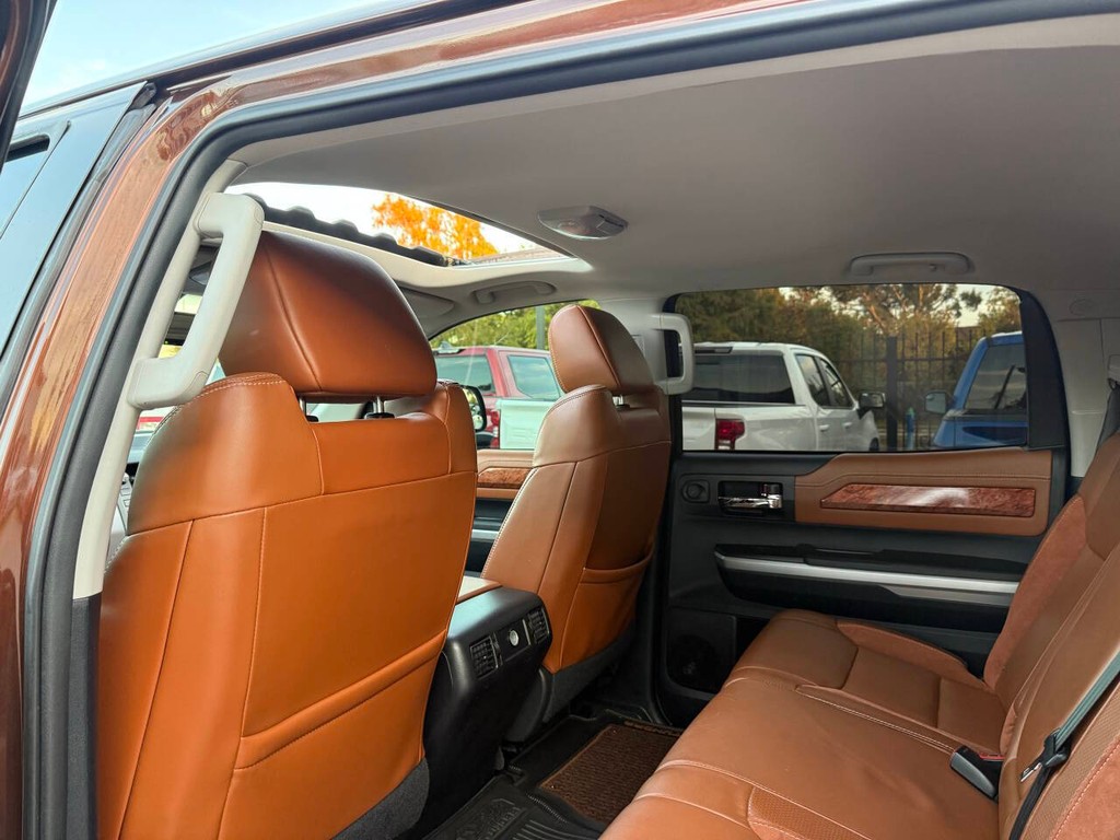 Toyota Tundra 4WD Vehicle Full-screen Gallery Image 12