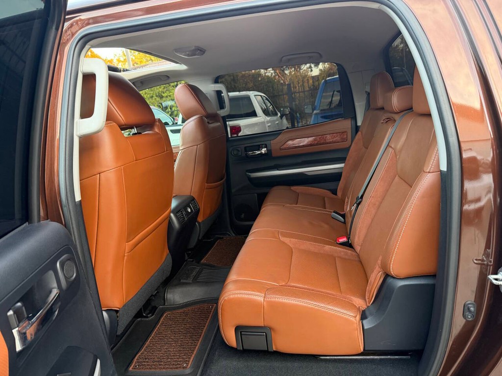 Toyota Tundra 4WD Vehicle Full-screen Gallery Image 13