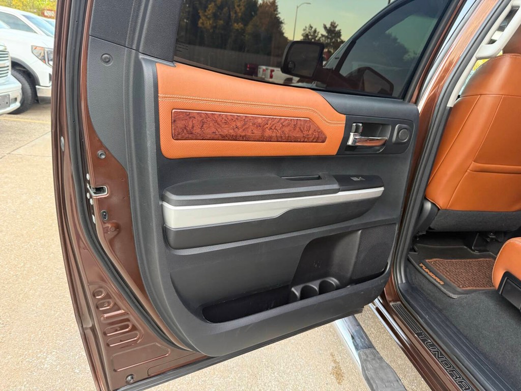 Toyota Tundra 4WD Vehicle Full-screen Gallery Image 14