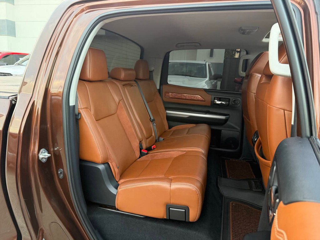 Toyota Tundra 4WD Vehicle Full-screen Gallery Image 15