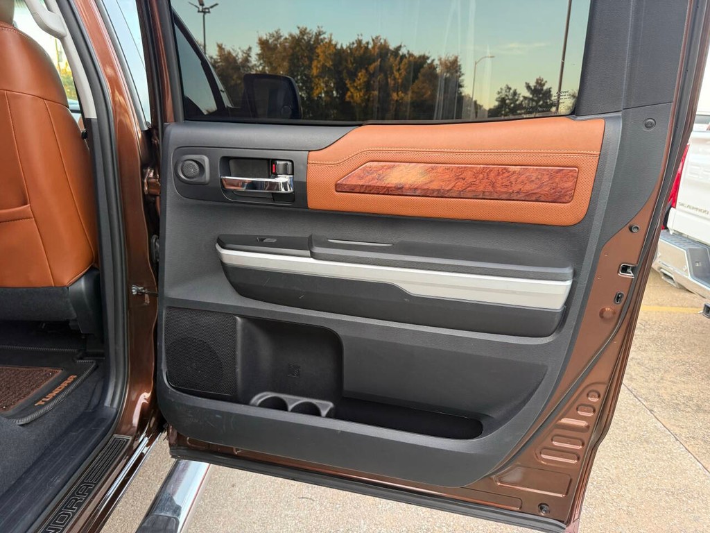 Toyota Tundra 4WD Vehicle Full-screen Gallery Image 16