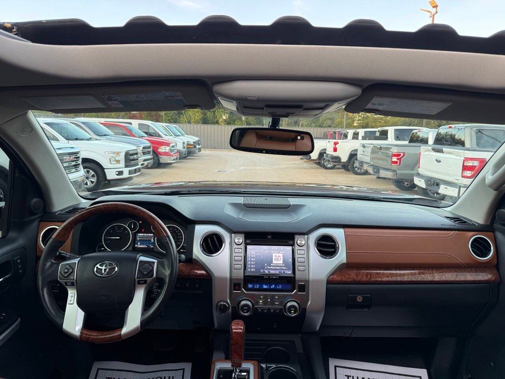 Toyota Tundra 4WD Vehicle Full-screen Gallery Image 17