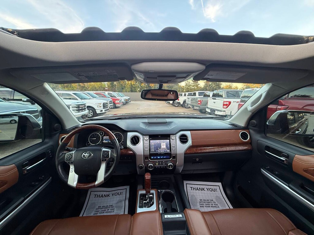 Toyota Tundra 4WD Vehicle Full-screen Gallery Image 18