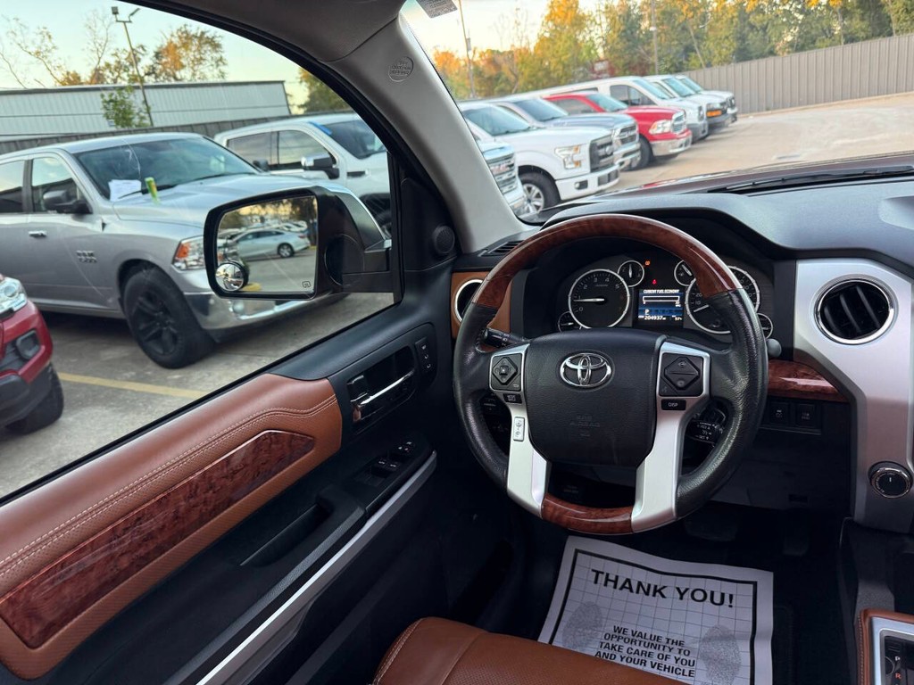 Toyota Tundra 4WD Vehicle Full-screen Gallery Image 19