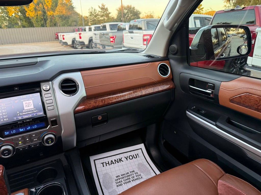 Toyota Tundra 4WD Vehicle Full-screen Gallery Image 20