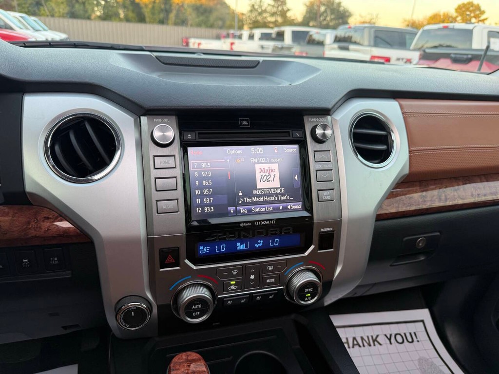 Toyota Tundra 4WD Vehicle Full-screen Gallery Image 25