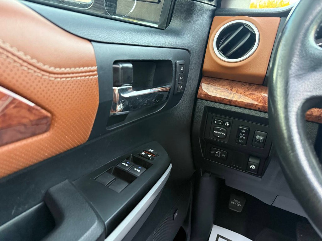 Toyota Tundra 4WD Vehicle Full-screen Gallery Image 29