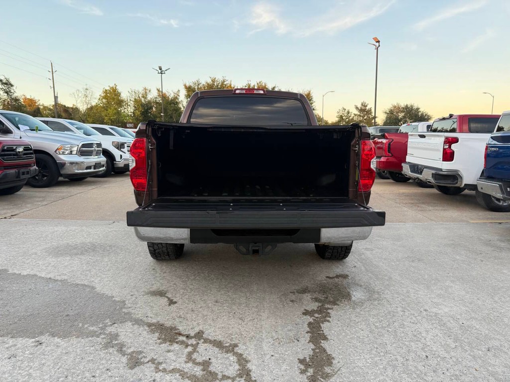 Toyota Tundra 4WD Vehicle Full-screen Gallery Image 36