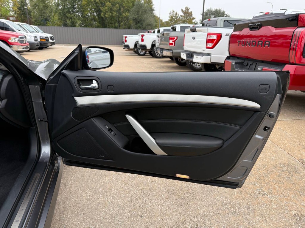 INFINITI G37 Convertible Vehicle Full-screen Gallery Image 17